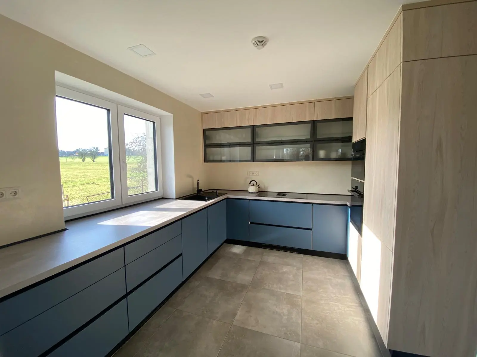 Modrá kuchyň na míru s ostrůvkem