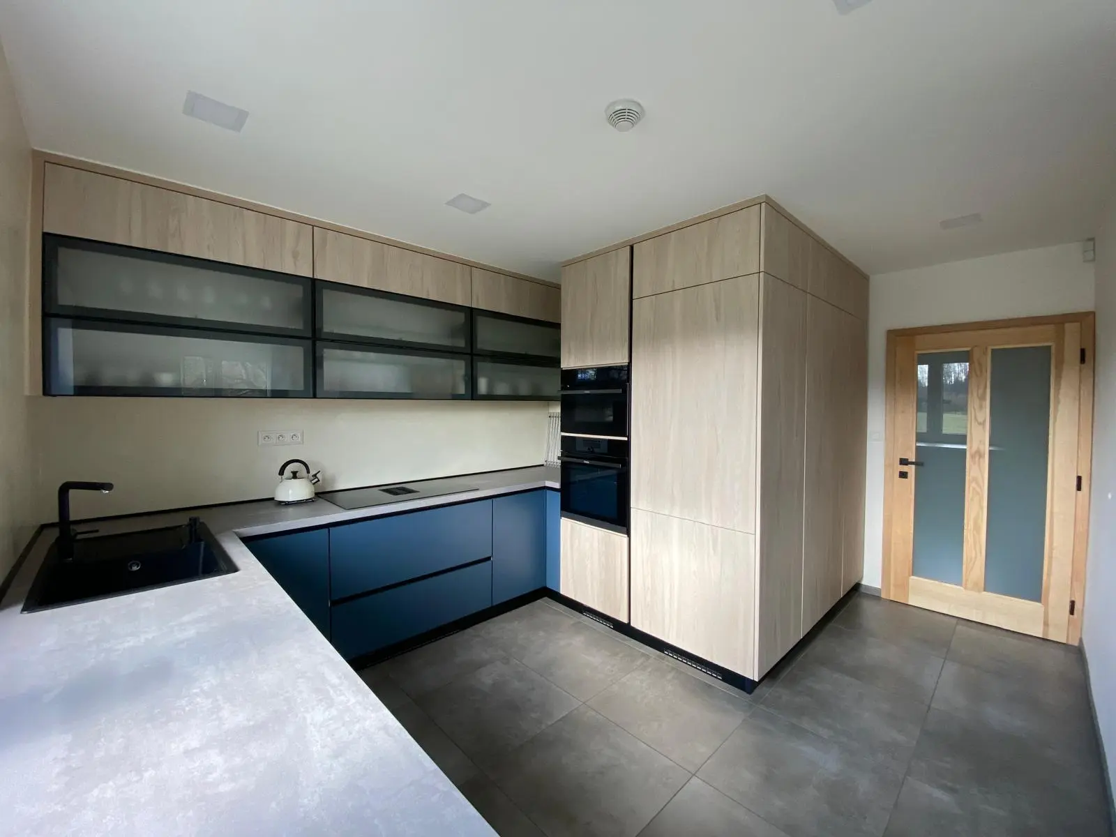 Detail modré kuchyně na míru