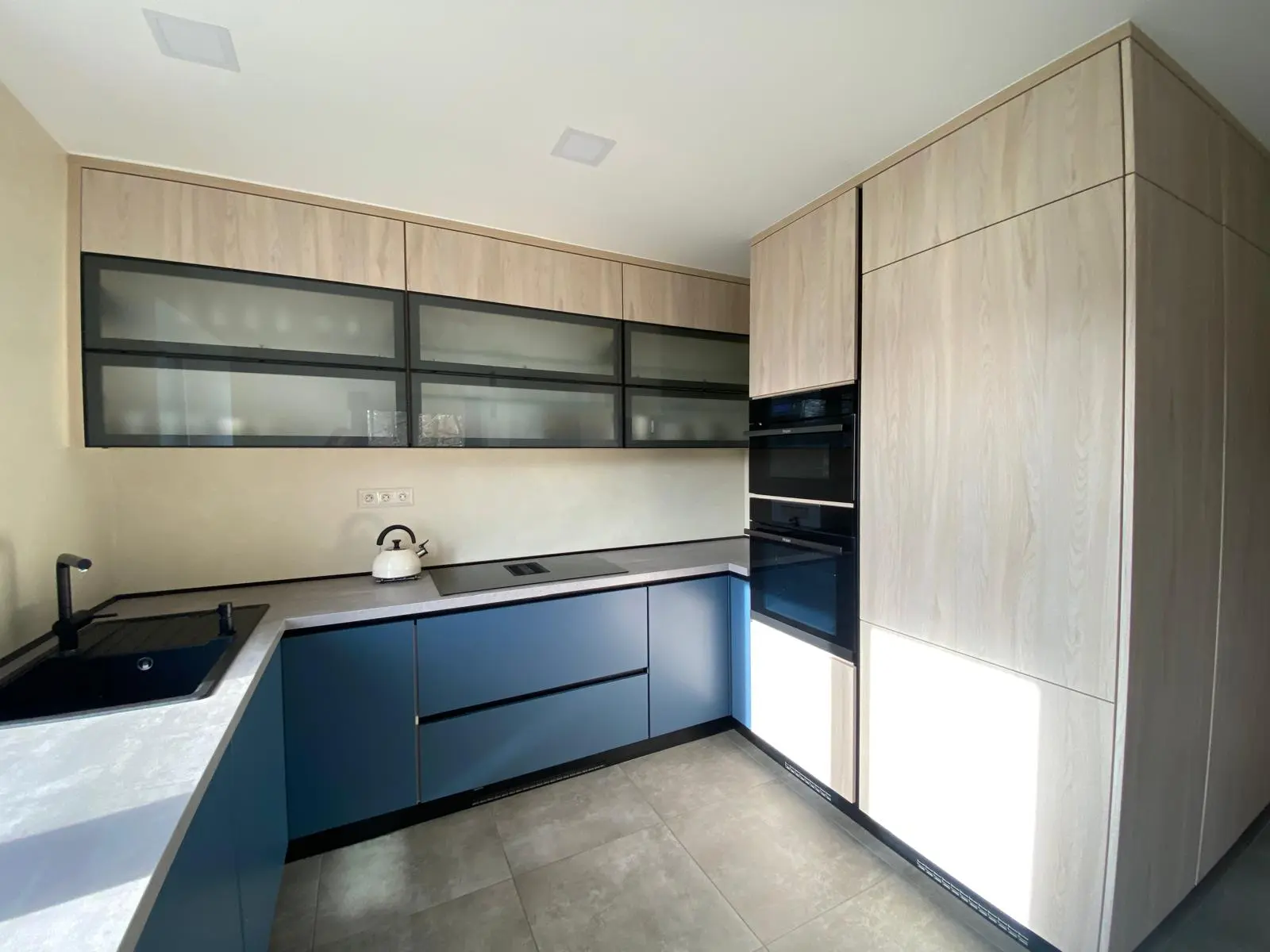 Modrá kuchyň na míru – realizace Hanzlík Interiéry