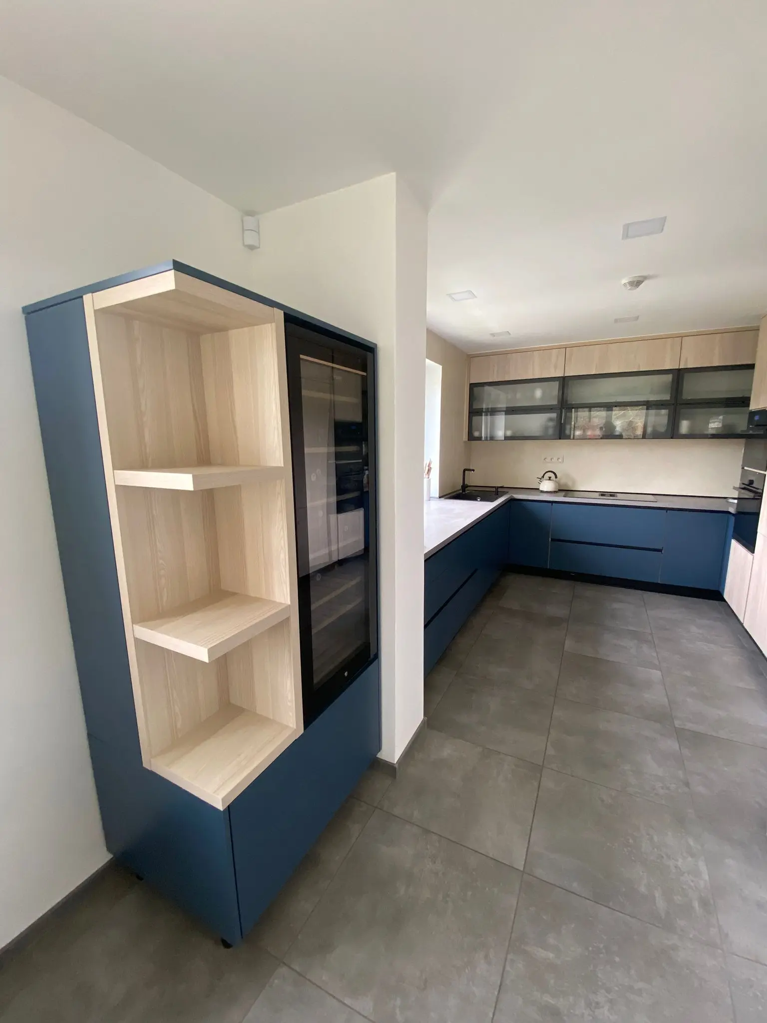 Moderní kuchyňská linka s pracovní deskou