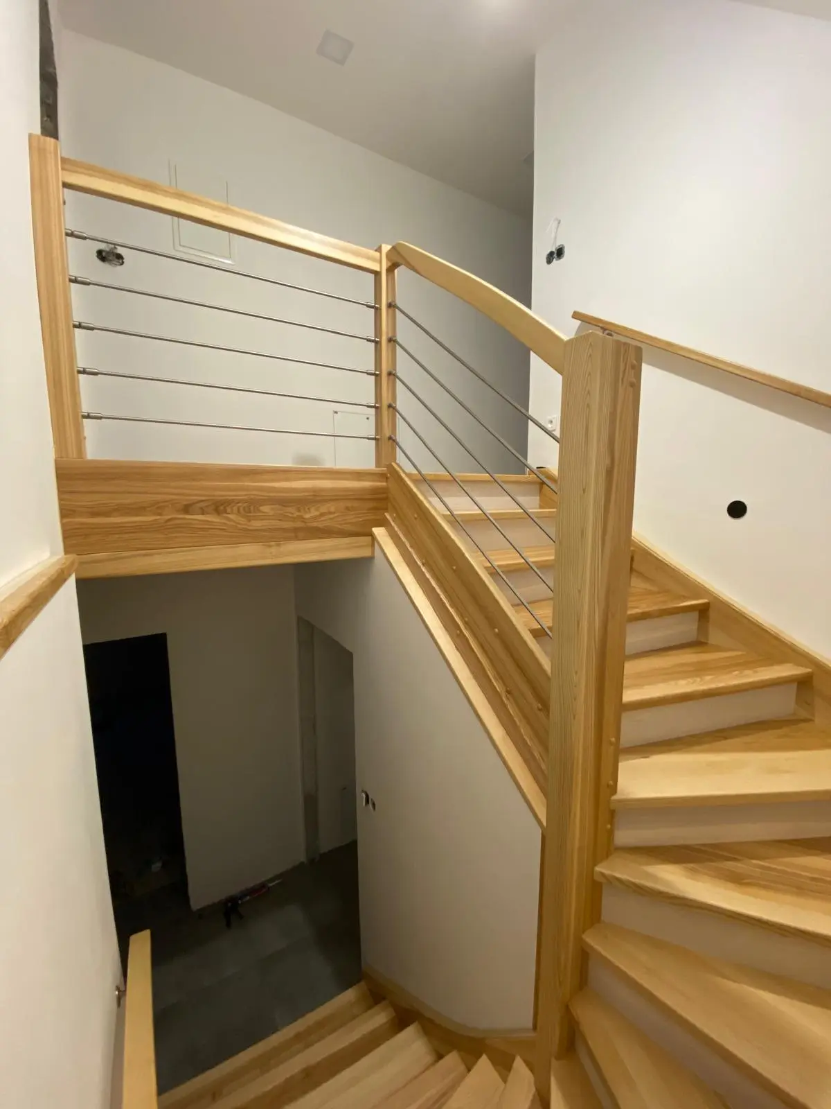 Dřevěné schodiště na míru s moderním zábradlím