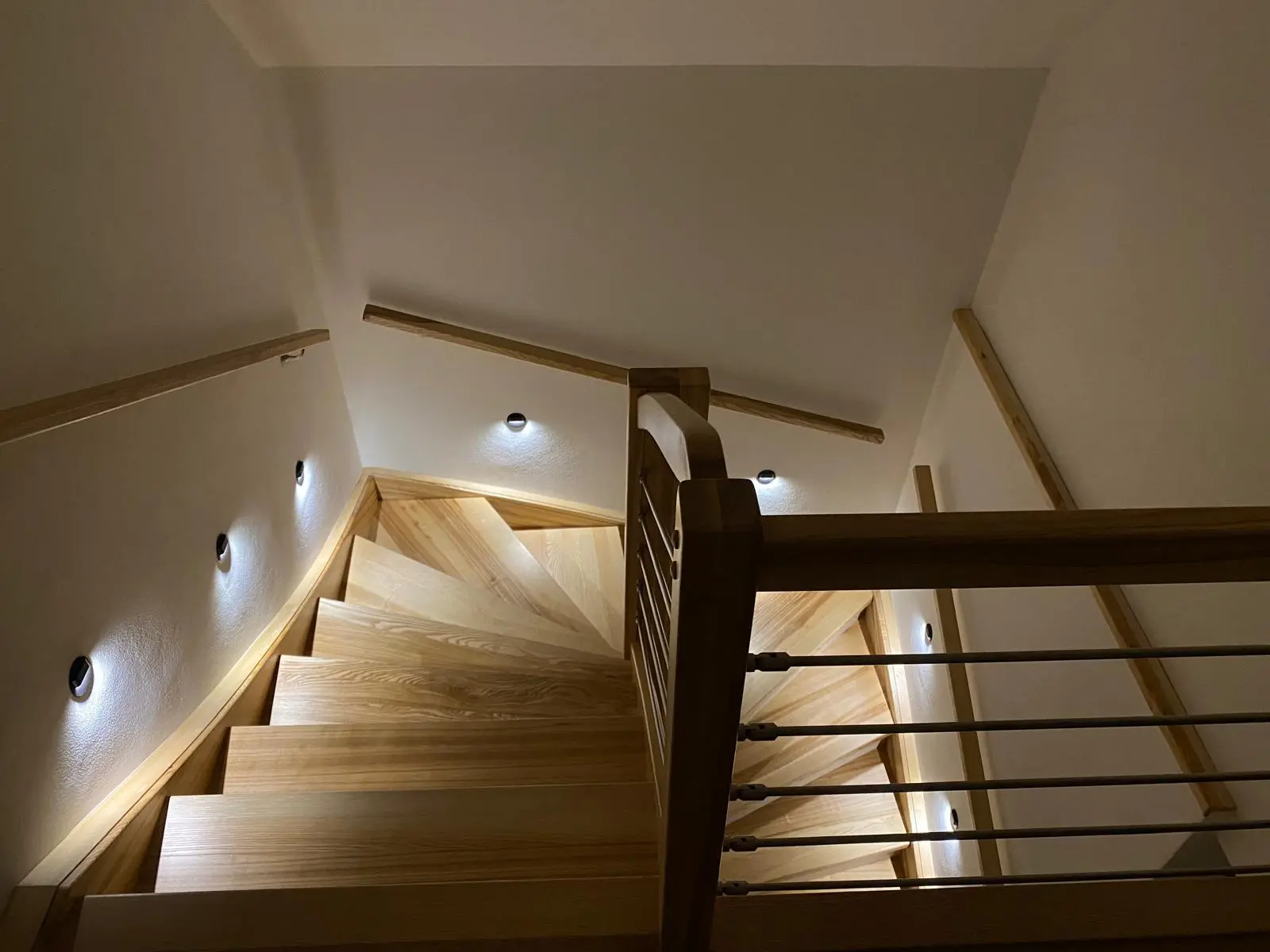 Pohled shora na schodiště s osvětlením