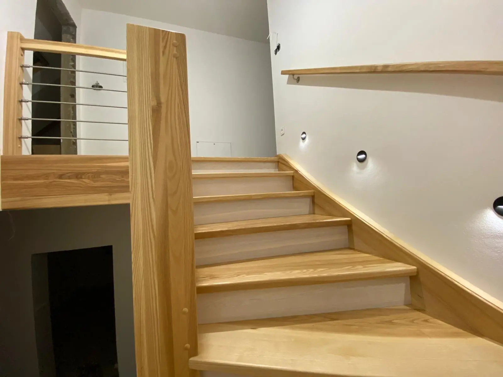 Detail schodů a nástěnného osvětlení