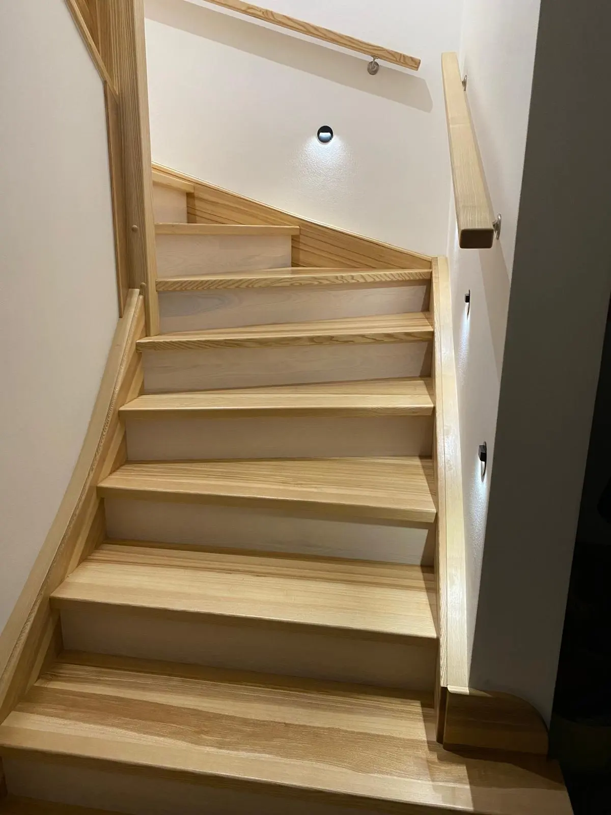 Dřevěné schodiště s osvětlením – realizace